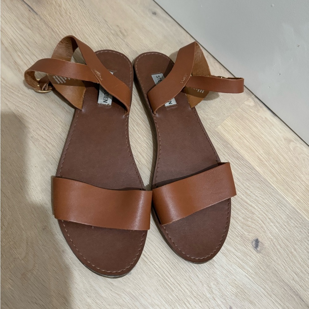 Steve Madden Donddi Leather Banded Flat Sandals